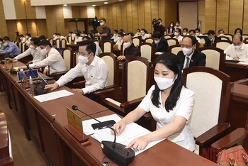Các đại biểu HĐND thành phố Hà Nội bấm nút thông qua Nghị quyết.