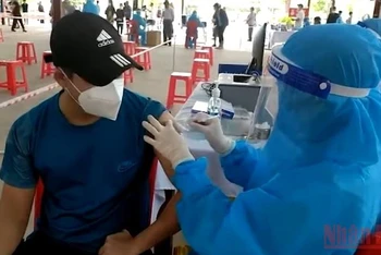 Thành phố Vinh đẩy nhanh tiến độ tiêm vaccine cho người dân.