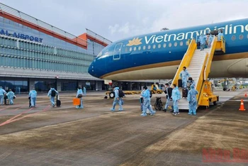 Các công dân có hộ chiếu vaccine tại châu Âu đã hạ cánh an toàn xuống sân bay Vân Đồn (Quảng Ninh).