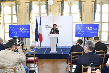 Bộ trưởng Roselyne Bachelot phát biểu tại cuộc họp báo. (Ảnh: Bộ Văn hóa Pháp)