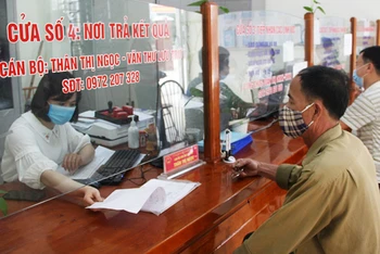 Người dân làm thủ tục hành chính tại bộ phận một cửa huyện Việt Yên, tỉnh Bắc Giang.