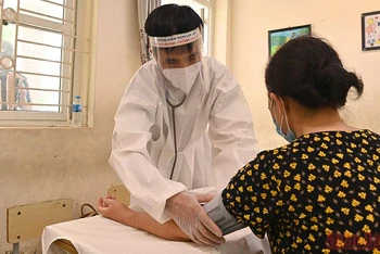 Khám sàng lọc trước khi tiêm vaccine phòng Covid-19 tại Hà Nội. (Ảnh: ĐĂNG ANH)