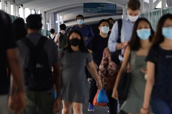Hành khách rời ga tàu ở Singapore, ngày 23/9/2021. (Ảnh: Reuters)