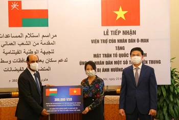 Đại sứ Oman Saleh Mohamed Ahmed Al Suqri trao tượng trưng khoản hỗ trợ trị giá 300 nghìn USD cho đại diện Ủy ban Trung ương MTTQ Việt Nam.