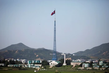 Cờ Triều Tiên bay trên đỉnh tháp tại làng Gijungdong, Triều Tiên. Hình ảnh được chụp gần làng đình chiến Panmunjom, phía Hàn Quốc, tháng 8/2017. (Ảnh: Reuters)