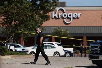 Cảnh sát phong tỏa siêu thị Kroger ở ngoại ô Memphis, bang Tennessee, Mỹ, sau vụ tấn công ngày 23/9. (Ảnh: REUTERS).