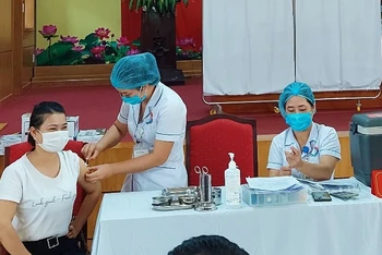 Ngành Y tế Quảng Bình tiêm vaccine cho các đối tượng ưu tiên.