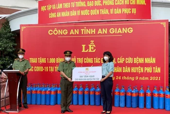 Công an tỉnh An Giang trao tặng 50 tấn gạo cho huyện Phú Tân.