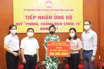 Đại diện lãnh đạo Ủy ban MTTQ tỉnh Lạng Sơn tiếp nhận, ủng hộ từ các doanh nghiệp, nhà hảo tâm vào Quỹ Phòng, chống dịch Covid-19.