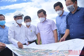 Chủ tịch UBND tỉnh Quảng Ngãi Đặng Văn Minh (thứ 3 từ phải sang) kiểm tra hiện trường dự án cầu Trà Khúc 3. 