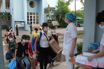 Đón công nhân xa nhà vào ở miễn phí tại ký túc xá Trường cao đẳng Công nghiệp và Thương mại, TP Phúc Yên, tỉnh Vĩnh Phú. (Ảnh: Hồng Hà)