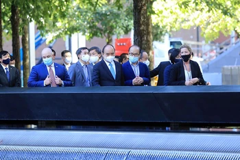 Nhân dịp sang dự phiên thảo luận chung cấp cao Đại hội đồng Liên hợp quốc khóa 76, sáng 24/9 (giờ địa phương), tại thành phố New York, Chủ tịch nước Nguyễn Xuân Phúc đến thăm Khu tưởng niệm các nạn nhân vụ khủng bố 11/9. 