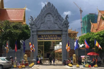Một ngôi chùa tại Phnom Penh thực hiện việc nhận đồ cúng của người dân tại cổng để phòng dịch. (Ảnh: SƠN XINH)