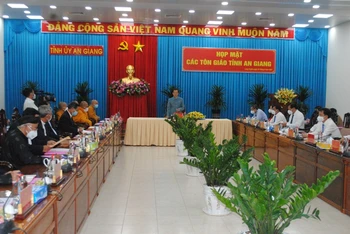 Đồng chí Lê Hồng Quang (đứng) kêu gọi các Tổ chức tôn giáo ủng hộ tỉnh trong công tác phòng chống dịch Covid-19.
