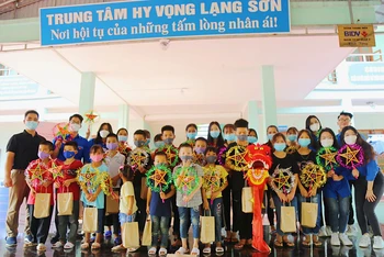 Các tình nguyện viên chụp ảnh cùng các em nhỏ tại Trung tâm Hy Vọng. 