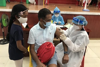 Quận Sơn Trà tiêm vaccine cho hơn 900 người nước ngoài chiều 25/9.