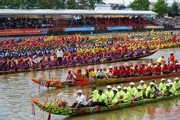 Đua ghe Ngo là một trong những nội dung thu hút đông đảo đồng bào tham dự, cổ vũ trong Lễ hội Oóc Om Bóc.