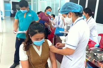 Tiêm vaccine phòng Covid-19 cho người dân Quảng Ngãi.