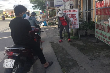 Cửa hàng bán đồ ăn, uống mang đi sau nới lỏng giãn cách ở phường An Bình, quận Ninh Kiều.