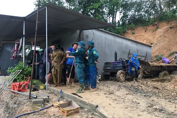 Huyện Hương Sơn huy động lực lượng giúp hộ gia đình anh Nguyễn Đình Đức (Sơn Hàm) khắc phục hậu quả sạt lở đất.