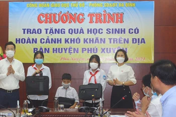 Đại diện Công đoàn ngành giáo dục và đào tạo Hà Nội và Phòng Giáo dục và Đào tạo quận Ba Đình trao tặng thiết bị học trực tuyến cho các em học sinh khó khăn huyện Phú Xuyên.