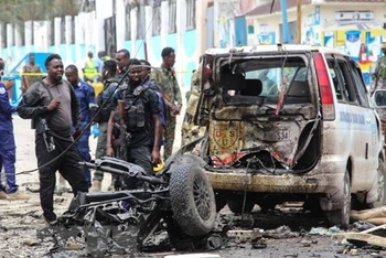 Lực lượng an ninh gác tại hiện trường vụ đánh bom liều chết ở Mogadishu, Somalia ngày 25/9. (Ảnh: AFP/TTXVN)
