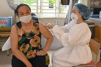 Tiêm vaccine cho người cao tuổi ở Hà Nội. (Ảnh: DUY LINH)