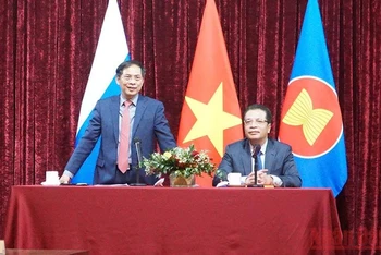 Bộ trưởng Ngoại giao Việt Nam Bùi Thanh Sơn thông tin về tình hình trong nước. (Ảnh: QUẾ ANH)