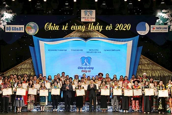 Các đồng chí lãnh đạo Đảng, Nhà nước, các bộ, ngành cùng các thầy, cô giáo được tuyên dương tại chương trình “Chia sẻ cùng thầy cô” năm 2020.