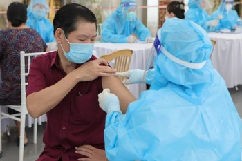 Tiêm vaccine phòng Covid-19 cho người dân tại phường Minh Khai, TP Phủ Lý.