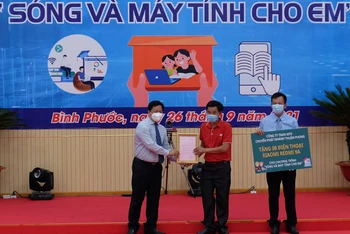 Lãnh đạo tỉnh Bình Phước tiếp nhận nguồn ủng hộ chương trình “Sóng và máy tính cho em”.