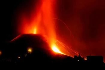 Dung nham phun trào từ núi lửa Cumbre Vieja nhuộm đỏ bầu trời đêm đảo La Palma, Tây Ban Nha. (Ảnh: Reuters)