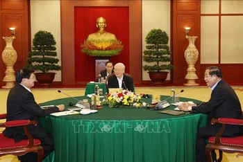 Tổng Bí thư Nguyễn Phú Trọng (giữa), Tổng Bí thư Đảng Nhân dân Cách mạng Lào Thongloun Sisoulith (trái) và Chủ tịch Đảng Nhân dân Campuchia Hun Sen (phải) tại cuộc gặp. (Ảnh: TTXVN).