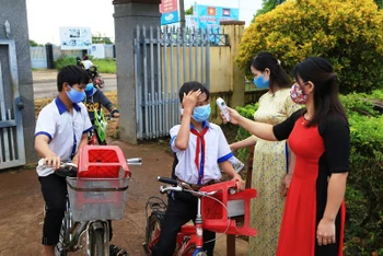 Các trường học trên địa bàn tỉnh Đắk Nông thực hiện nghiêm các biện pháp phòng, chống dịch bệnh covid-19 khi học sinh đến trường.