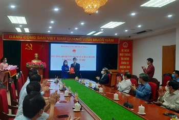 Đồng chí Bùi Thị Minh Hoài trao Quyết định của Ban Bí thư về điều động, phân công đồng chí Triệu Tài Vinh.