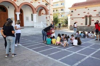 Các học sinh và giáo viên tháo chạy khỏi lớp học và tập trung ở quảng trường thành phố Heraklion, sau khi trận động đất mạnh 5,8 độ làm rung chuyển đảo Crete, Hy Lạp, ngày 27/9/2021. (Ảnh: Reuters)