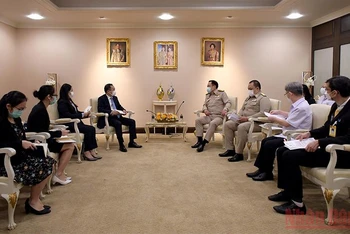 Buổi gặp giữa Đại sứ Phan Chí Thành và Bộ trưởng Y tế Thái Lan Anutin Charnvirakul.