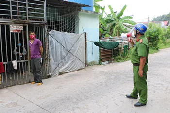 Cảnh sát khu vực ở phường Tam Phước, TP Biên Hòa, tỉnh Đồng Nai phát loa vận động người dân ở trọ tham gia xét nghiệm Covid-19.