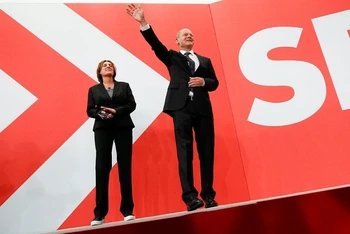 Lãnh đạo Đảng Dân chủ Xã hội (SPD), ứng cử viên hàng đầu cho vị trí thủ tướng mới của Đức, ông Olaf Scholz và phu nhân khi kết quả thăm dò sau bầu cử Quốc hội Đức được công bố ngày 26/9/2021. (Ảnh: Reuters)