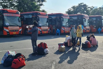 Người dân tỉnh Vĩnh Long chuẩn bị lên xe về quê tại Bến xe Miền Tây, TP Hồ Chí Minh.