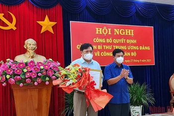 Bí thư Tỉnh ủy Cà Mau (bìa phải) tặng hoa chúc mừng Phó Bí thư Tỉnh ủy Cà Mau Phạm Thành Ngại.
