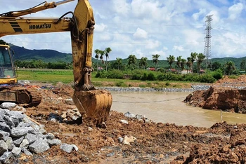 Phương tiện cơ giới xử lý điểm đê bao sông Đồng Nấp ở xã Công Liêm, huyện Nông Cống bị vỡ.