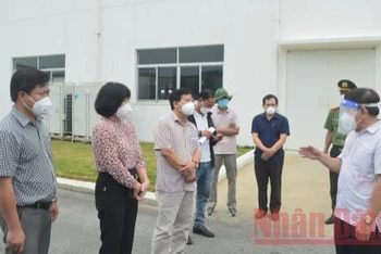 Chủ tịch UBND tỉnh Quảng Ngãi Đặng Văn Minh kiểm tra công tác phòng, chống dịch tại Khu công nghiệp VSIP Quảng Ngãi. 