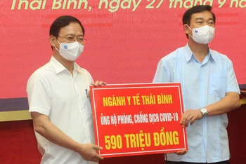 Cán bộ, công chức, viên chức, người lao động ngành y tế Thái Bình ủng hộ Quỹ phòng, chống Covid-19 tỉnh Thái Bình 590 triệu đồng.