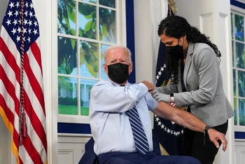 Tổng thống Mỹ Joe Biden tiêm mũi vaccine ngừa Covid-19 tăng cường tại Nhà trắng, ngày 27/9. (Ảnh: Reuters)