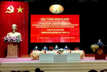 Điều hành hội thảo tại đầu cầu Việt Nam.