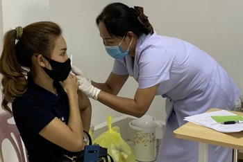 Tiêm vaccine phòng Covid-19 tại một điểm tiêm chủng ở Lào. (Ảnh: Xuân Sơn)