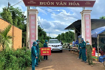 Các ngành chức năng của huyện Cư Kuin đang nỗ lực kiểm soát, khống chế dịch Covid-19 trên địa bàn.