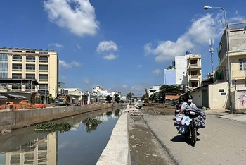 Công trình cải tạo đường và kênh Nước Đen, quận Bình Tân sẽ được thi công trở lại sau ngày 1/10, dự kiến hoàn thành vào tháng 12 tới.