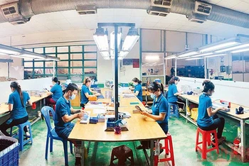 Người lao động sản xuất theo quy định giãn cách ở TP Hồ Chí Minh (Ảnh: BND).